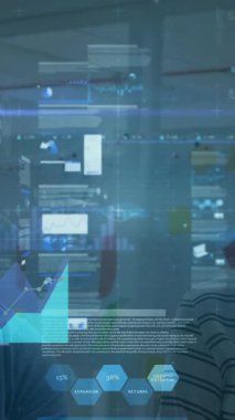 Kafkas iş adamları üzerinde veri işleme animasyonu. Küresel iş ve dijital arayüz kavramı dijital olarak oluşturulmuş video.