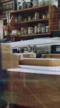 Gri arkaplandaki istatistik ve veri işleme animasyonları. Küresel iş finansmanı ve bağlantılar konsepti dijital olarak oluşturulmuş video.