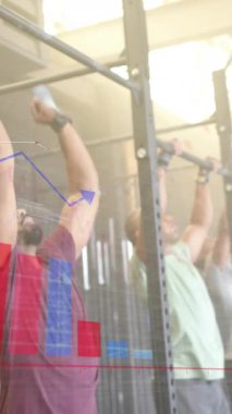 Grafik işleme verilerinin, spor salonundaki çekiş çubukları üzerindeki çeşitli erkek grupları eğitimi üzerine animasyonu. Fitness, egzersiz, güç, veri, dijital arayüz ve dijital olarak üretilen video.