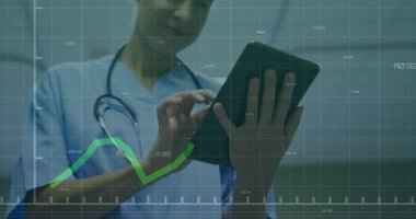Klinikteki kadın doktor tableti tıkırdatıyor. Sağlık kontrolü için yeşil çizelge örtüyor. Teknoloji, sağlık, veri analizi, profesyonel, yenilik, modern, kullanıcı arayüzü