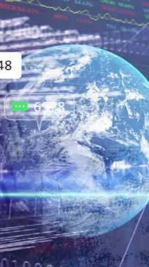 Şehir ve dünya üzerinde medya simgeleri ve veri işleme animasyonları. Sosyal medya ve dijital arayüz kavramı, dijital olarak oluşturulmuş video.