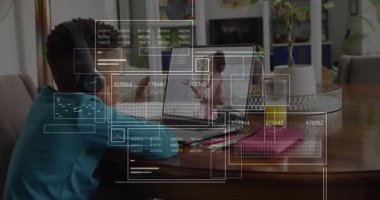 Öğrenci ders sırasında dizüstü bilgisayarı açıyor, notlar yazıyor ve ölçümleri takip ediyor, veri panelleri masanın üzerinde yüzüyor. Eğitmen, dijital öğrenim, modern sınıf, uzaktan eğitim, teknoloji, konsantrasyon, gençlik