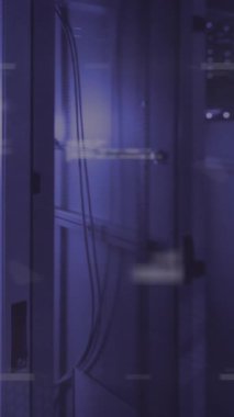 Sunucu odasındaki veri işleme sisteminde dönen pembe dijital simgelerin dijital birleşik videosu. Küresel ağ oluşturma ve çevrimiçi güvenlik kavramı