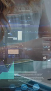 Akıllı telefon kullanan bir kadının istatistik ve veri işleme animasyonu. küresel iş, dijital arayüz ve teknoloji konsepti dijital olarak oluşturulmuş video.
