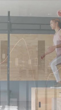 Animasyon, farklı kadınların spor salonundaki kutuların üzerinde zıplamalarıyla ilgili grafik üzerinde veri işleme. Fitness, egzersiz, güç, veri, dijital arayüz ve dijital olarak üretilen video.