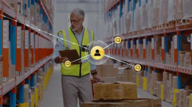 Depo öncüleri tramvayı iterken notları yazar ve koridor boyunca yüzen ağ simgeleri oluşturur. Sanayi, lojistik, teknoloji, bağlantı, verimlilik, envanter, otomasyon