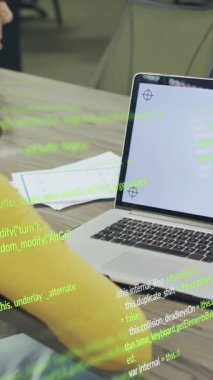 İş kadını üzerindeki veri işleme animasyonunun kopyası olan bir bilgisayarda görüntülü arama olması. Küresel iş ve dijital arayüz kavramı dijital olarak oluşturulmuş video.