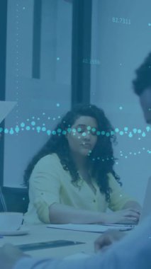 Ofisteki çeşitli iş adamları üzerinde finansal veri işleme animasyonu. Küresel finans, iş, bağlantılar, hesaplama ve veri işleme kavramı dijital olarak oluşturulmuş video.