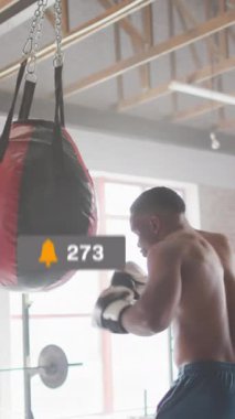 Çoklu bilgilendirme barları animasyonu, Afro-Amerikan boksör kum torbası üzerinde pratik yapıyor. Dijital kompozit, çoklu pozlama, iş, sosyal medya anımsatıcı, eğitim ve spor kavramı.