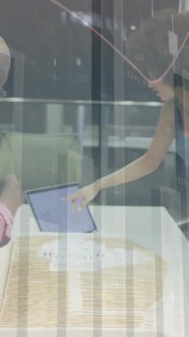 Ofiste çalışan çeşitli iş adamları üzerinde finansal veri işleme animasyonu. Küresel iş, finans ve dijital arayüz kavramı dijital olarak oluşturulmuş video.