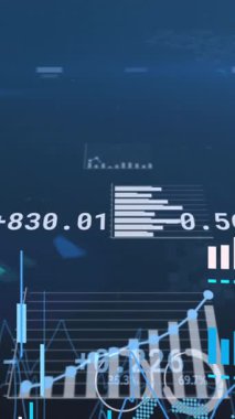 Mavi arkaplandaki rakamlarla finansal veri işleme animasyonu. Küresel ağlar, işletmeler, finansmanlar, hesaplama ve veri işleme kavramı dijital olarak oluşturuldu.