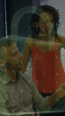 Güvenlik kilidinin animasyonu ve iş adamları üzerindeki bağlantı ağı. Dijital olarak oluşturulmuş küresel çevrimiçi güvenlik, bağlantılar, iş, finans ve veri işleme kavramı.