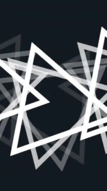 Siyah arkaplan üzerinde kusursuz döngü üzerinde dönen çoklu beyaz üçgenlerin animasyonu. renk, tekrarlama ve hareket konsepti dijital olarak oluşturulmuş video.