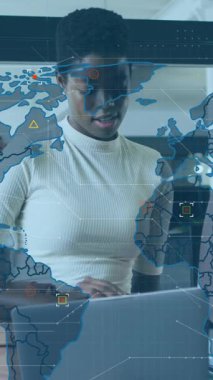 Dünya haritası animasyonu ve çeşitli kadın iş arkadaşları üzerinde ikonlar. İş, finans, ekonomi ve işbirliği konsepti dijital olarak oluşturulmuş video.