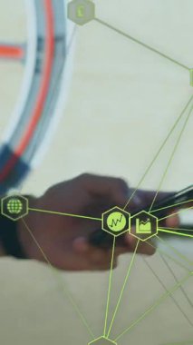 Kafkasyalı bir adamın akıllı telefon kullanarak sokakta yürüdüğü bir ağ örgüsü. Dijital çevrimiçi güvenlik arayüzü kavramı dijital olarak oluşturuldu