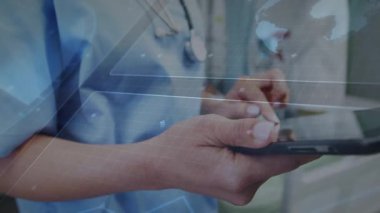 Hemşire tableti kaldırıyor, hastane sistemine giriş yapıyor ve hasta verilerini yüzen çizgilerle güncelliyor. Tıbbi, teknoloji, yenilik, sağlık, dijital, profesyonel, fütüristik