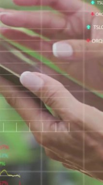 Tablet ve ızgara kullanan beyaz kadın hakkında finansal veri işleme animasyonu. Küresel finans, iş, bağlantılar, hesaplama ve veri işleme kavramı dijital olarak oluşturulmuş video.