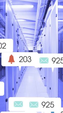 Bilgisayar sunucu odasında gökkuşağı lenslerine karşı yüzen sosyal medya simgelerinin canlandırılması. Sosyal medya ağı ve iş veri depolama teknolojisi kavramı