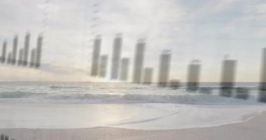 Gün doğumu plajında şeffaf iş haritası kayboluyor, barlar yukarı doğru hareket ediyor, veri eğilimleri gösteriliyor. Deniz kenarı, veri görselleştirme, gündoğumu, sükunet, büyüme, analitik, okyanus