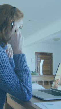 Beyaz kadının evdeki bilgisayarında video kaydı olan biyometrik parmak izi tarayıcısının animasyonu. Siber güvenlik ve iş teknolojisi kavramı