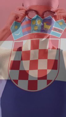 Beyaz kadın yüzücü üzerine Hırvat bayrağı animasyonu. Küresel spor, spor disiplinleri ve bayraklar dijital olarak oluşturulmuş video konsepti.
