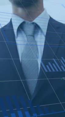 Beyaz iş adamının elinde bavulla yürüdüğü mali verilerin ve grafiklerin animasyonu. işletme, finans, ekonomi ve teknoloji konsepti dijital olarak oluşturulmuş video.