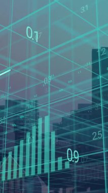 Modern şehir manzarasındaki binaların üzerindeki 3 boyutlu şebekede grafik ve veri işleme animasyonları. Geliştirme, iletişim, finans ve veri arayüzü kavramı dijital olarak oluşturulmuş video.