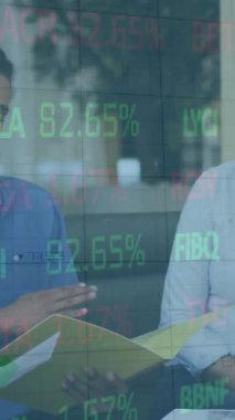 Ofisteki çeşitli iş adamları üzerinde finansal veri işleme animasyonu. Küresel finans, iş, bağlantılar, hesaplama ve veri işleme kavramı dijital olarak oluşturulmuş video.