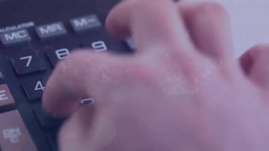 Hesap makinesindeki hesaplamayı başlatan el girişi çerçevesi, toplam hesaplama için matematik tuşlarına basılıyor. Rakamlar, hesaplamalar, finansal, üretkenlik, ofis, teknoloji, arayüz