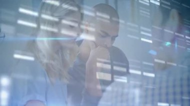 Meslektaşları kodu analiz ederken dizüstü bilgisayara bağlanan kadın genomik veriyi yüklüyor. Teknoloji, işbirliği, yenilik, veri görselleştirme, ofis, takım çalışması, modern