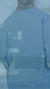 Röntgen taraması yapılan kadın doktorların istatistik ve veri işleme animasyonları. Küresel tıp, sağlık ve veri işleme kavramı dijital olarak oluşturulmuş video.