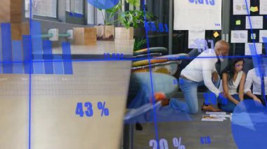 İş verilerinin görselleştirilmesi, meslektaşları grafikleri sınıflandırmaya ve eğilimleri işaretlemeye çağıran yükselen ölçüler. İşbirliği, takım çalışması, analitik, beyin fırtınası, strateji, üretkenlik, modern