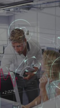 Finansal veri işleme ve birlikte çalışan kadın ve erkek meslektaşlara karşı dijital simgeler. küresel iş ve teknoloji kavramı