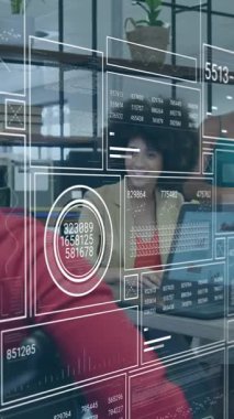 Engelli Afro-Amerikan adamın çeşitli iş adamlarıyla veri işleme animasyonu. Uluslararası Engelliler Günü konsepti dijital olarak oluşturulmuş video.