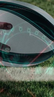 Rugby topunu tutan elin yakın planına karşı veri işleme ile dijital arayüz. spor ve yarışma konsepti