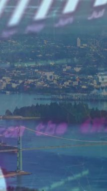 Şehir manzarası üzerinde finansal veri işleme animasyonu. küresel iş, finans ve dijital arayüz kavramı dijital olarak oluşturulmuş video.