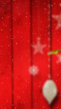 Kırmızı arka planda altın noel süslemesi. Noel, gelenek ve kutlama konsepti dijital olarak oluşturuldu.