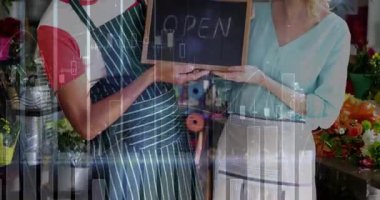 Çiçekçiler tebeşir kaldırıyor ve çiçekçi tahtasına açık yazılıyor, gülüyor ve işaret veriyor. Çiçekçilik, girişimcilik, işçilik, taşra, canlı, takım çalışması, perakende satış