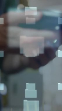 Ödeme terminalini kullanan insanların ağ güvenliği asma kilidinin canlandırılması. küresel iletişim ve veri güvenliği konsepti dijital olarak oluşturulmuş video.