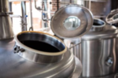 Fabrikadaki açık depolama tankının yakın plan görüntüsü