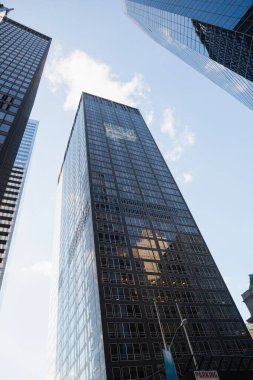 Koyu cam şebeke ofis kulesi sokak lambası ve park tabelasıyla düz dizayn sahnesinde duruyor. Modern, gökdelenler, kentsel, yansıtıcı, çağdaş, kurumsal, mimari