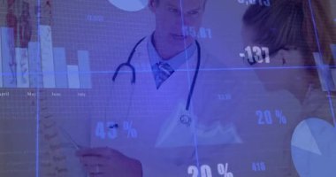 Tıp kliniğindeki omurga modeline bakan doktor anatomiyi açıklayan animasyon çizelgeleri üretiyor. Tıbbi, eğitim, teknoloji, analiz, araştırma, klinik, profesyonel