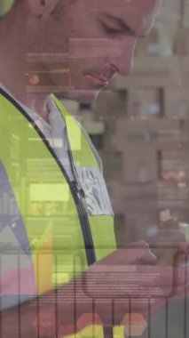 Depodaki beyaz erkek işçinin veri işleme animasyonu. Küresel gönderim, dağıtım ve dijital arayüz kavramı dijital olarak oluşturulmuş video.