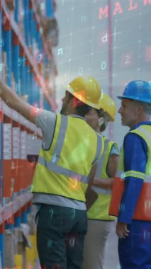 Depodaki stokları kontrol eden üç depo çalışanının dijital bileşimi. Arayüz kodları arka planda görünüyor