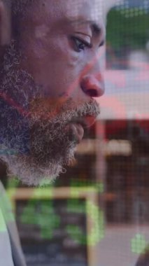 Afro-Amerikan iş adamının açık havada atıştırma yemesi üzerine borsa veri işleme animasyonu. Küresel ekonomi ve iş teknolojisi kavramı