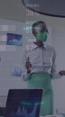 Çemberin animasyonu, bilgi arayüzü, çeşitli kadın yöneticiler iş arkadaşlarına raporları açıklıyor. Dijital bileşik, çoklu pozlama, küresel, iş dünyası, takım çalışması, ofis, tartışma ve teknoloji.