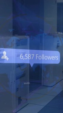 Bilgisayar sunucuları üzerinden sosyal medya veri işleme animasyonu. Küresel sosyal medya, bağlantılar, bulut hesaplama ve veri işleme kavramı dijital olarak oluşturulmuş video.