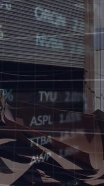 Çöp yığını üzerinde veri işleme animasyonu. Küresel iş ve dijital arayüz kavramı dijital olarak oluşturulmuş video.