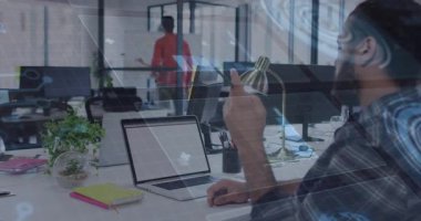 Yetişkin orta mühendis pirinç bileşeni kaldırıyor ve tasarım ofisinde dijital şablona neden oluyor. Sanayi, yenilik, işçilik, teknoloji, planlama, işbirliği, modern