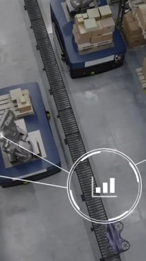 Kutu deposu olan robot kollar üzerinde ikonlarla bir iletişim ağı animasyonu. Dijital olarak oluşturulmuş küresel tavizler, yenilik, dağıtım ve nakliye konsepti.